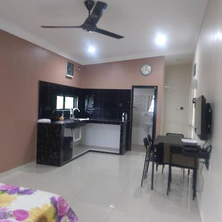 Yasmeen Studio Roomstay Kijal - Room 1 - For Two Person Islam Guest Only 외부 사진