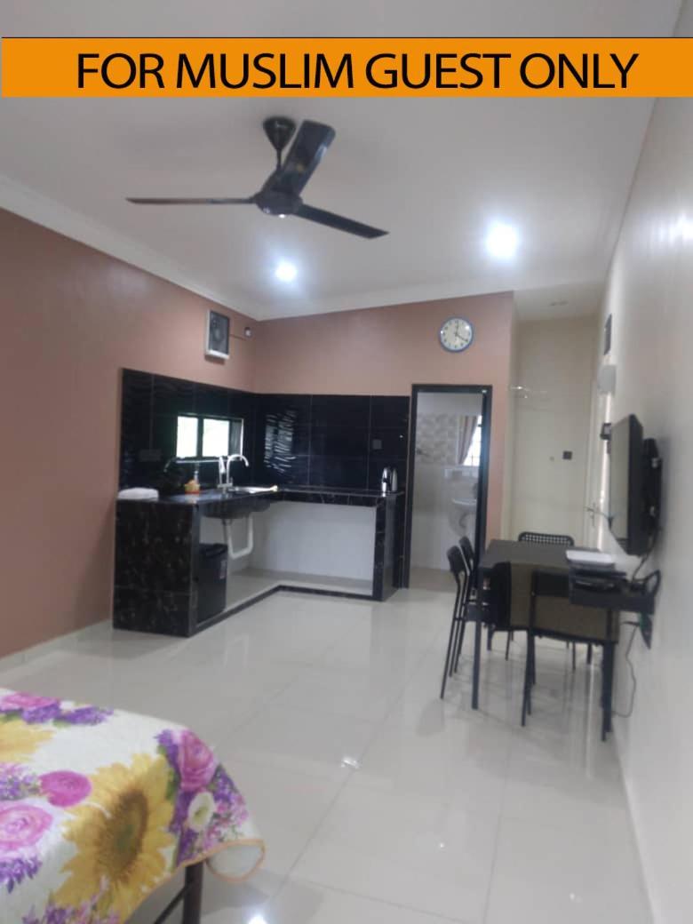 Yasmeen Studio Roomstay Kijal - Room 1 - For Two Person Islam Guest Only 외부 사진